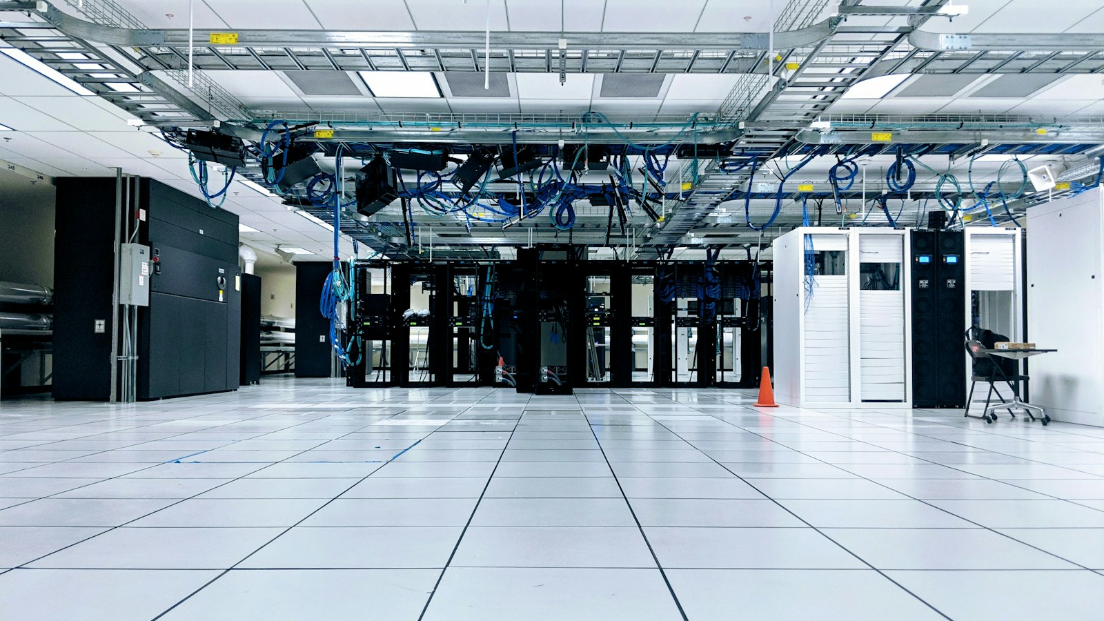 Ruang data center dengan deretan rak server; foto ilustrasi, bukan fasilitas Liquid AI