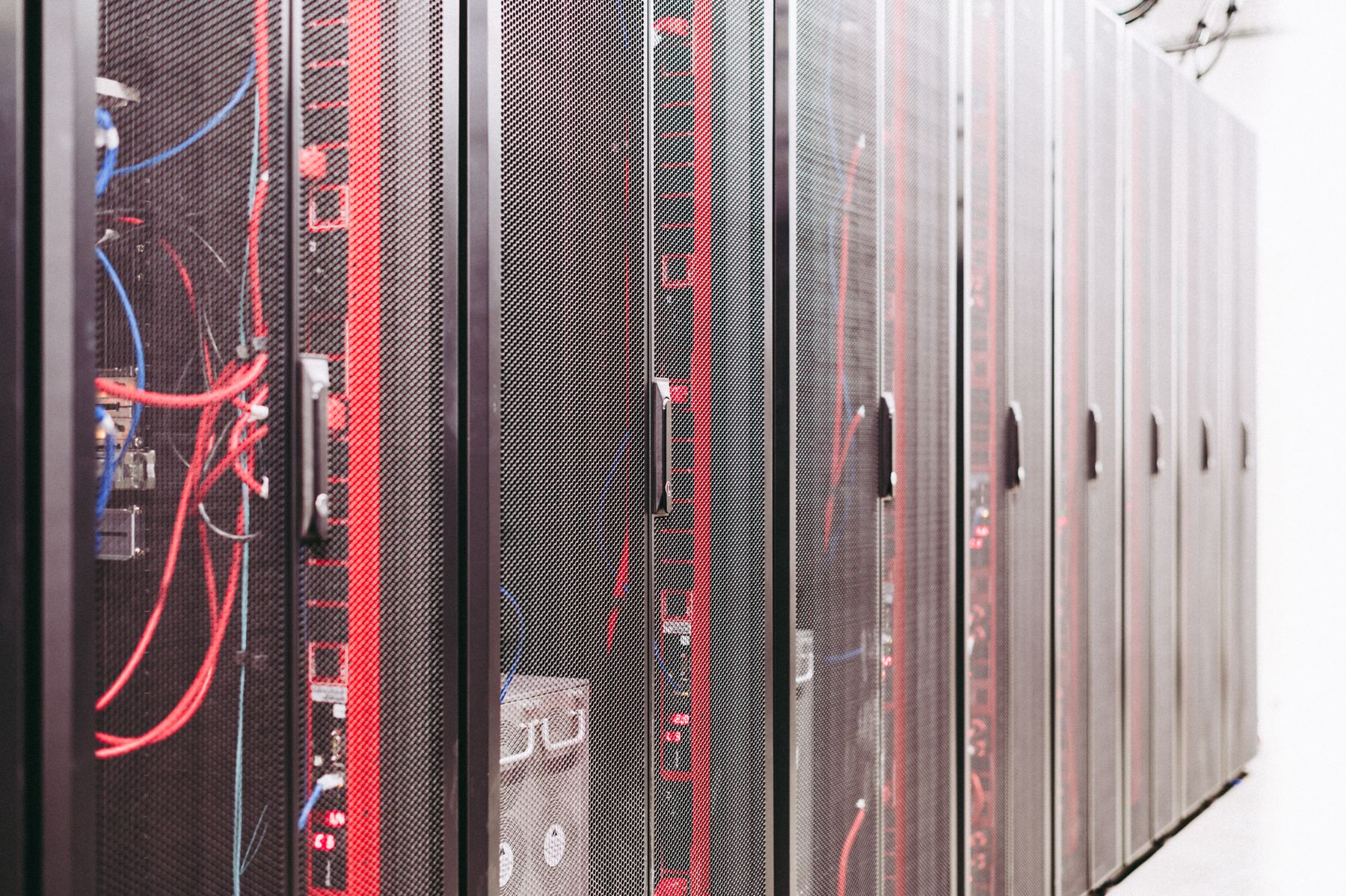 Deretan rak server sebagai ilustrasi infrastruktur di balik gateway AI